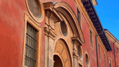 L'Antica Farmacia San Filippo Neri e il quartiere dei Gesuiti a Parma Orsoline